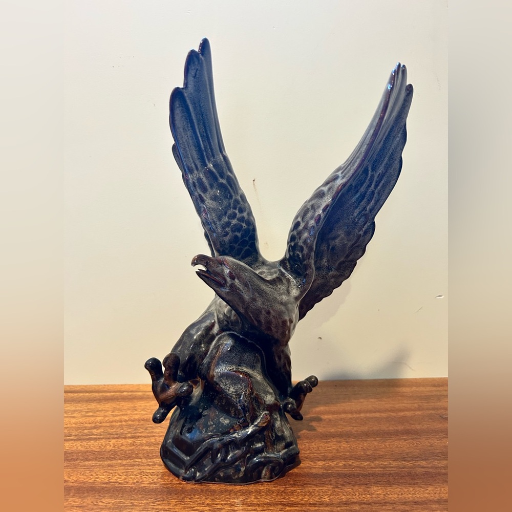 LARGE CERAMIC POTTERY EAGLE